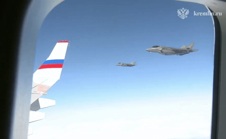 Kremlinul anunta ca aeronava lui Putin a fost escortata de avioane americane F-35 „in drumul de intoarcere din Alaska spre Rusia” Imagine