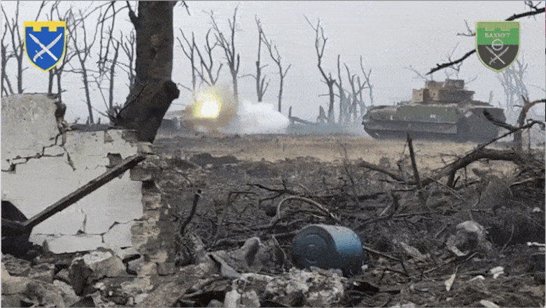 „L-a dezmembrat”. Un M2 Bradley american pulverizeaza o blindata ruseasca pe frontul din Avdiivka Imagine