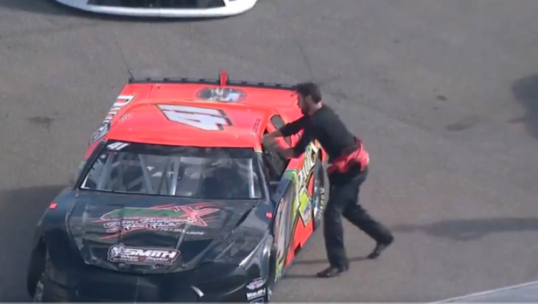 „L-am lovit ca Mike Tyson”. Un pilot l-a luat la bataie pe adversarul sau, in timpul unei curse NASCAR Imagine