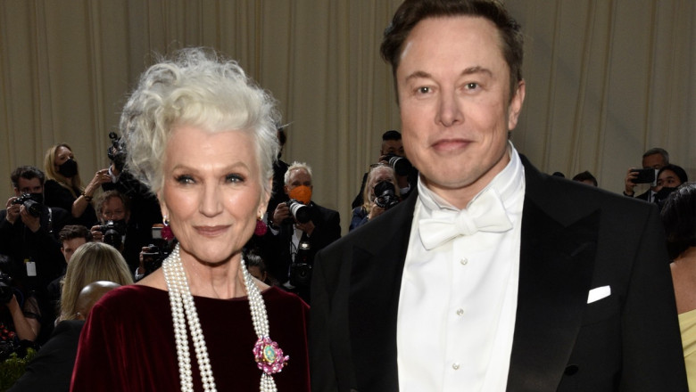 La 74 de ani, mama lui Elon Musk devine cea mai in varsta femeie care a aparut in costum de baie pe coperta Sports Illustrated Imagine
