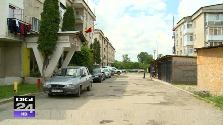 La Berbesti, Valcea, apele menajere curg prin fata caselor Imagine