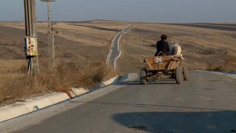 La camp, pe asfalt. O primarie ieseana a asfaltat drumul spre ogoarele localnicilor Imagine