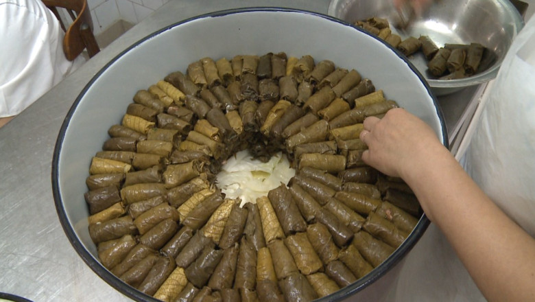 La Cantina de Ajutor Social din Iasi, bucataresele pregatesc de doua zile sarmalele pentru pelerini  Imagine