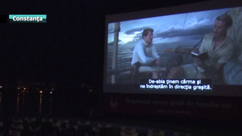 La cinema in aer liber. Filmele au fost proiectate pe un ecran gonflabil  Imagine