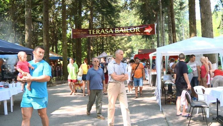 La clatite inainte! Mii de turisti au gustat... Parada Clatitelor de la Moneasa Imagine
