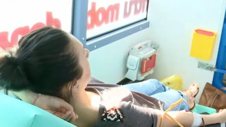 La coada, pentru donare de sange la unitatea mobila care a poposit la Timisoara Imagine