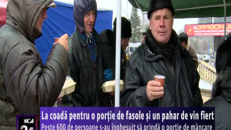 La coada pentru o portie de fasole si un pahar de vin fiert Imagine