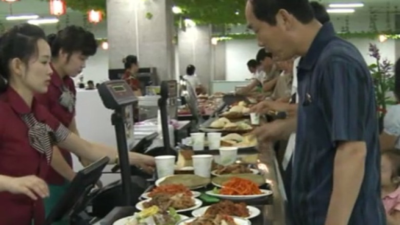 La cumparaturi in Coreea de Nord: magazine pline cu marfuri si afise de propaganda Imagine