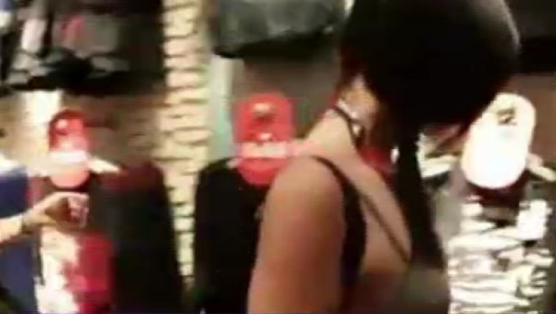 La cumparaturi in lenjerie intima. Un magazin de haine a dat cadou produsele imbracate de clienti Imagine