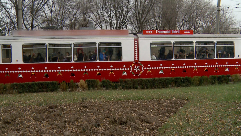 La Iasi circula un tramvai al Unirii. Vagonul este pictat cu simboluri din Moldova, Transilvania si tara Romaneasca Imagine