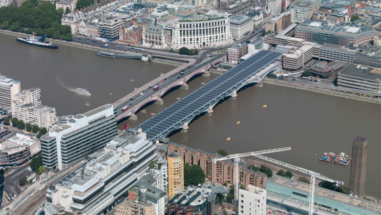 La Londra a fost inaugurat un pod care functioneaza pe baza de panouri solare Imagine