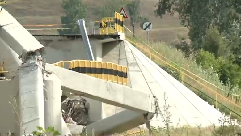 La o luna dupa ce podul din Neamt s-a prabusit, localnicii inca asteapta o solutie. „Sunt oameni care nu ajung la serviciu" Imagine