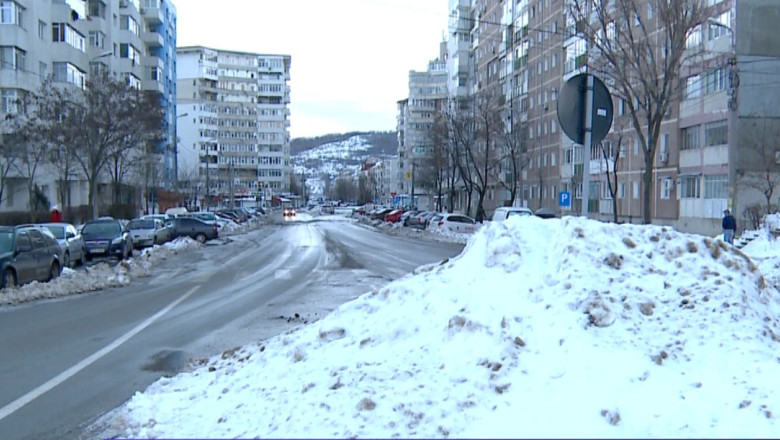 La o saptamana dupa ninsori, trotuarele din Iasi sunt acoperite de munti de zapada Imagine