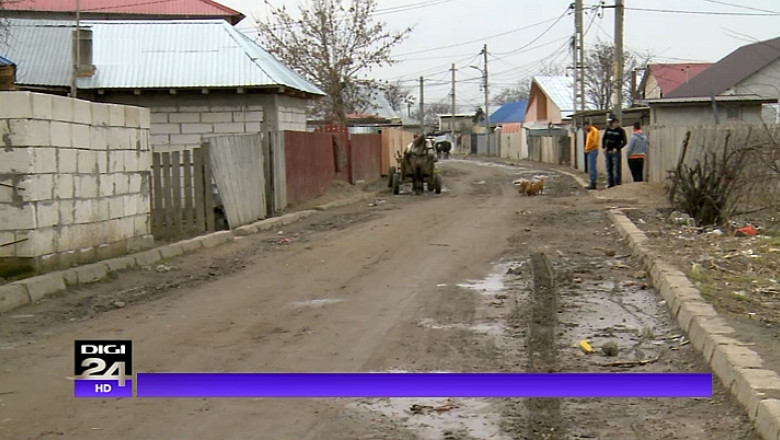 La oras, ca la tara. In doua cartiere din Barlad asfaltul si canalizarea lipsesc cu desavarsire Imagine
