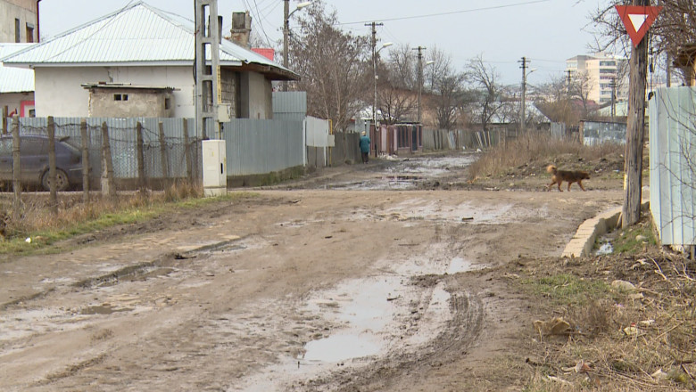 La oras, mai rau ca la tara! Dupa topirea zapezii, doua cartiere din Barlad sunt ingropate in noroi Imagine