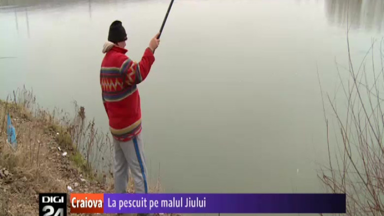 La pescuit pe malul Jiului, in primele zile din 2014   Imagine