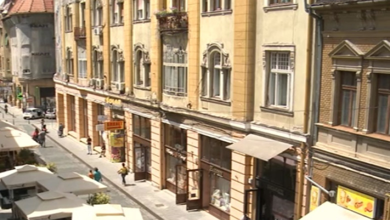 La promenada prin Oradea. Pe Republicii, trecatorii pot admira cladiri din anul 1900 Imagine