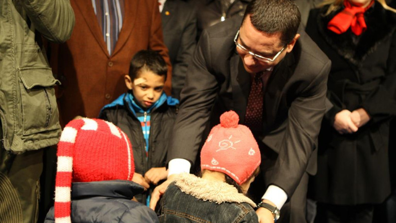 La sarbatoarea "Izvorul Tamaduirii", Victor Ponta a facut baie de multime in Dambovita Imagine