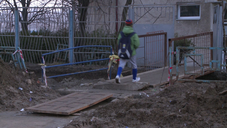 La scoala, prin noroi Imagine