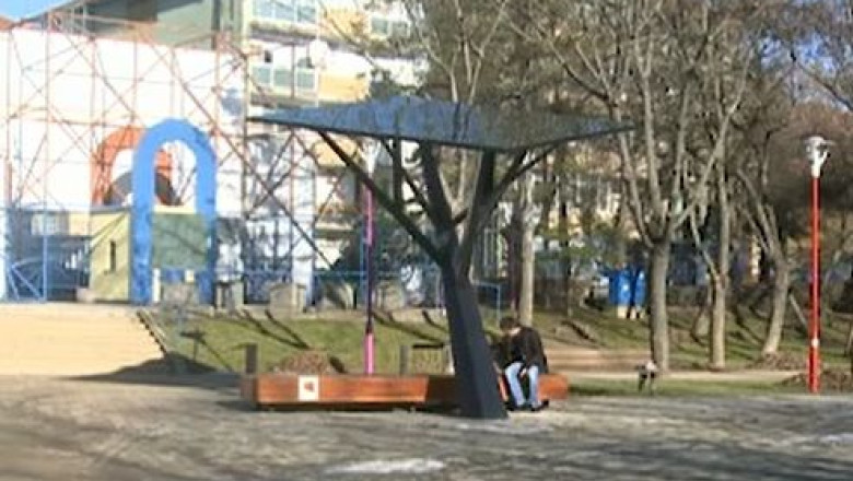 La umbra copacului hi-tech. Copacul are panouri ce transforma energia solara in energie electrica Imagine