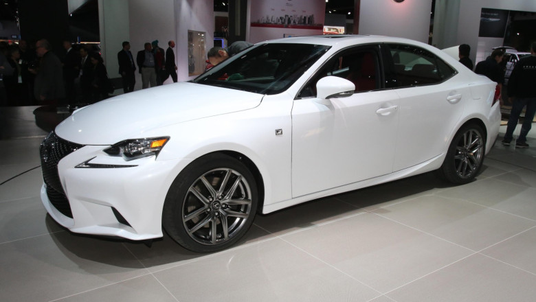 LA VOLAN. Lexus IS s-a lansat in Romania Imagine