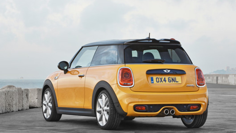 LA VOLAN. Mini Cooper, la a treia generatie. Noul model este mai lung si consuma mai putin Imagine