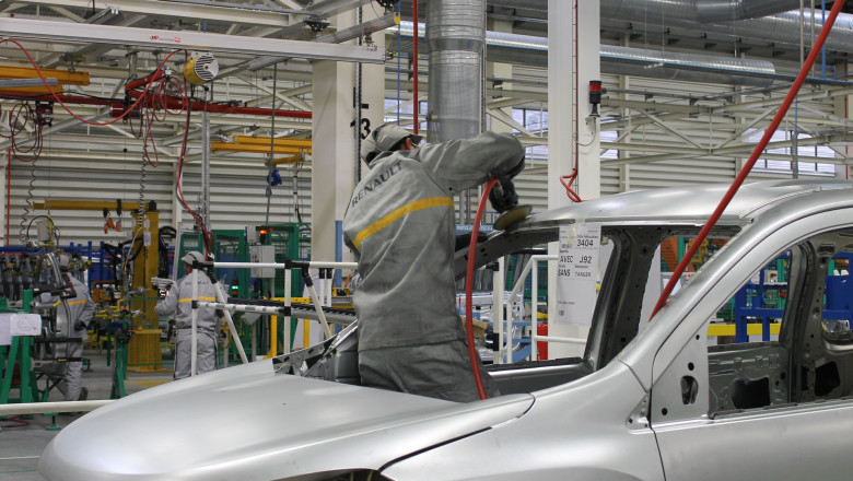 LA VOLAN. Romania depaseste Italia la productia auto Imagine