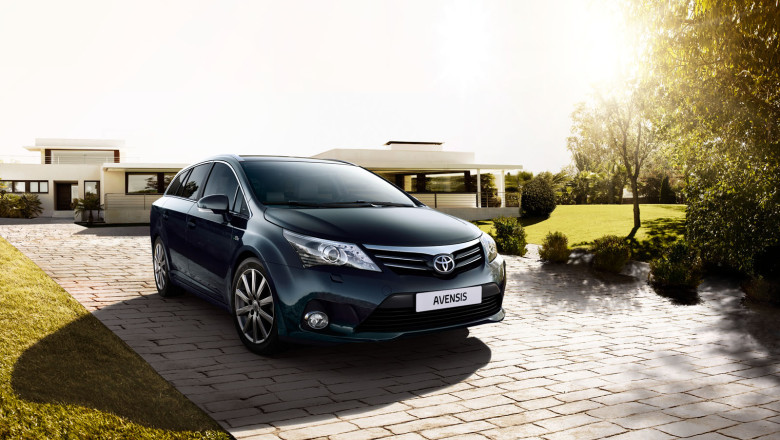 LA VOLAN. Toyota Avensis, dotata cu internet wireless in versiunea standard Imagine