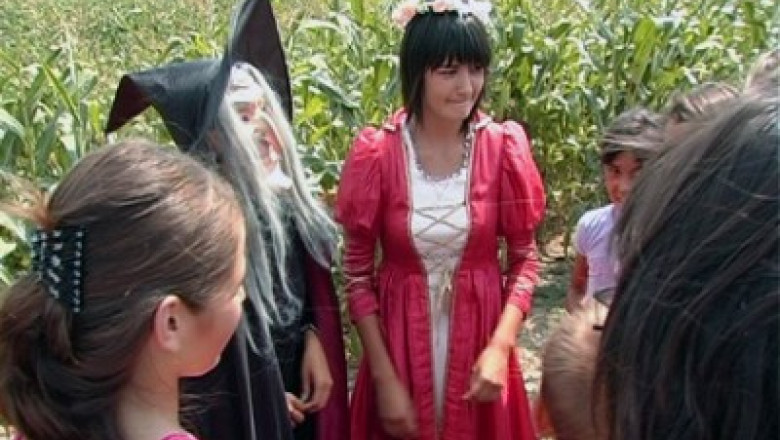 Labirintul Povestilor. Lume de basm, in lanul de porumb Imagine