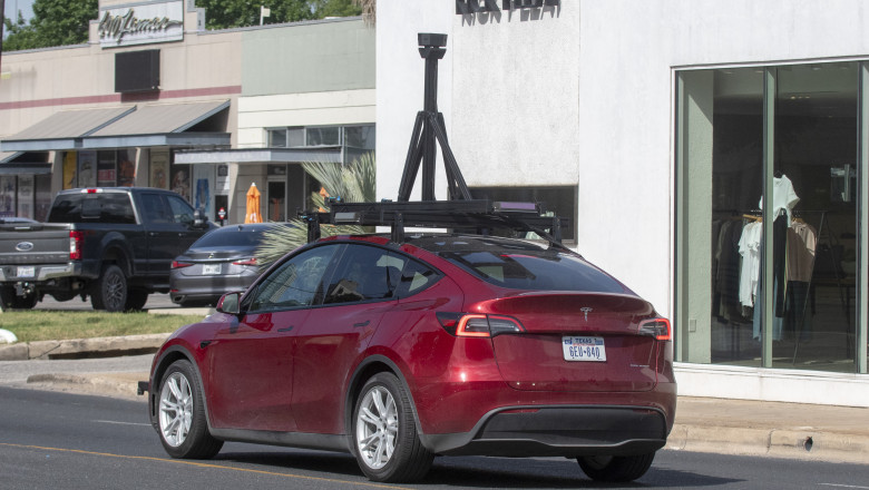 Lansare cu probleme a masinilor Robotaxi ale Tesla in SUA. Autoritatile investigheaza depasiri de viteza si viraje neregulamentare Imagine