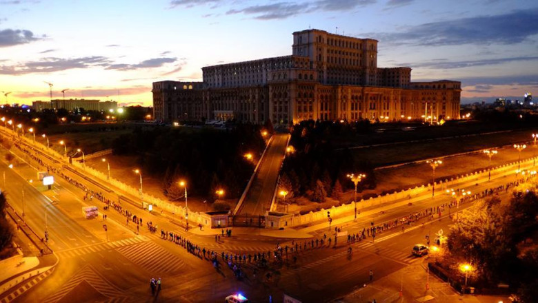 Lant uman in jurul Palatului Parlamentului, impotriva proiectului Rosia Montana Imagine