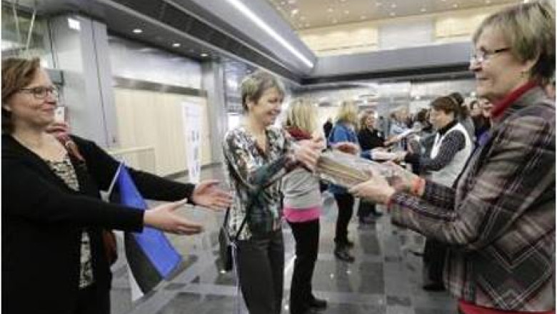 Lant uman pentru cultura. Mii de letoni au participat la inaugurarea unei biblioteci la Riga Imagine