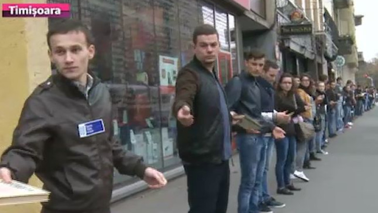 Lant uman pentru transferul cartilor in noua bliblioteca. 500 de studenti au dat din mana in mana 100 de carti Imagine