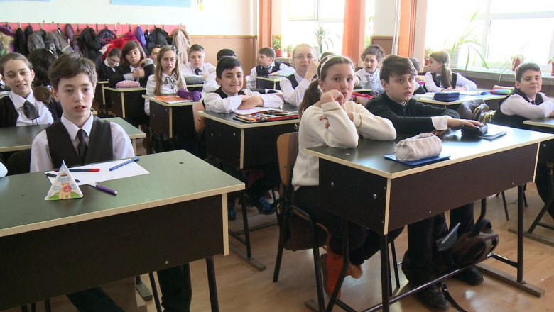 Lapte fara corn, in scolile brailene Imagine