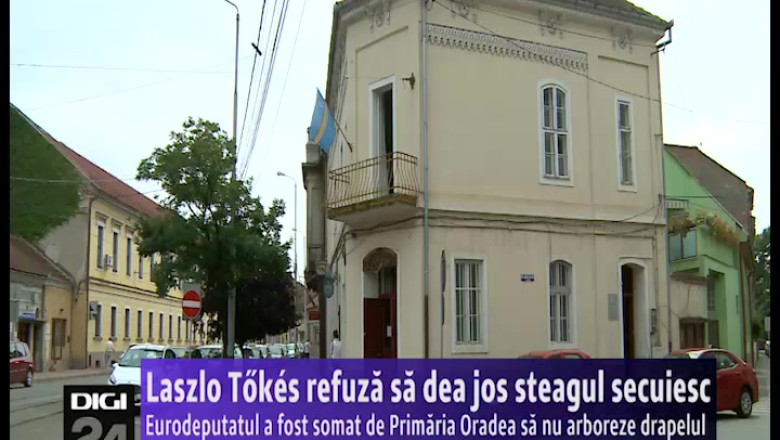 Laszlo Tokes refuza sa dea jos steagul secuiesc de pe balconul biroului din Oradea Imagine