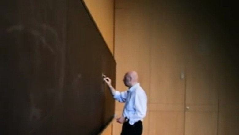 Laureat al premiului Nobel de origine romana. Stefan Hell isi prezinta descoperirea Imagine