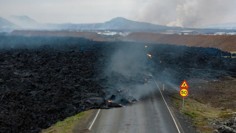 Lava a acoperit un drum principal din Islanda si se indreapta spre un oras din sud-vestul insulei Imagine