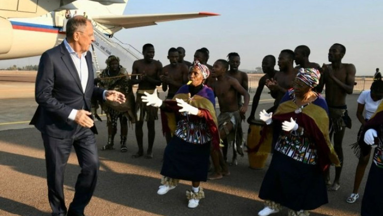 Lavrov a fost primit cu dansuri africane la summitul BRICS. Putin a ramas acasa de teama sa nu fie arestat Imagine