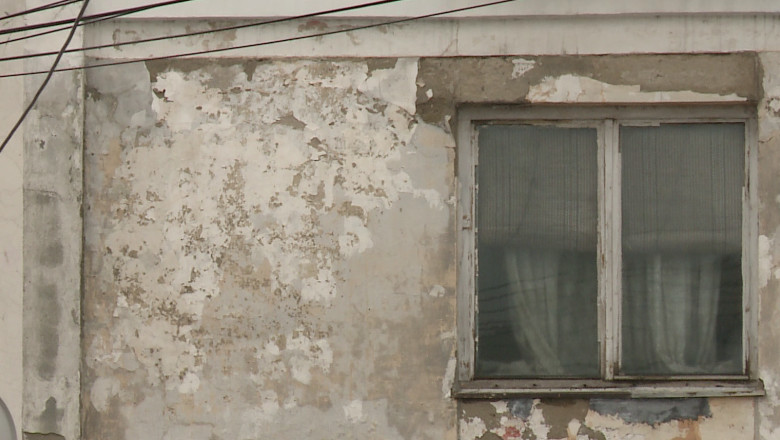 Le ploua de trei ani in case. 130 de apartamente ANL din Mangalia au fost distruse de ploi Imagine