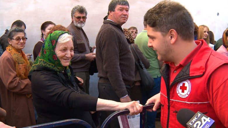 Lectie de ajutorare a semenilor. Un grup de tineri participa la pelerinaj ca voluntari ai Crucii Rosii Imagine