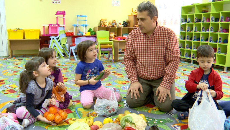 Lectie de generozitate. Elevii ieseni au strans fructe si legume pentru copiii nevoiasi Imagine