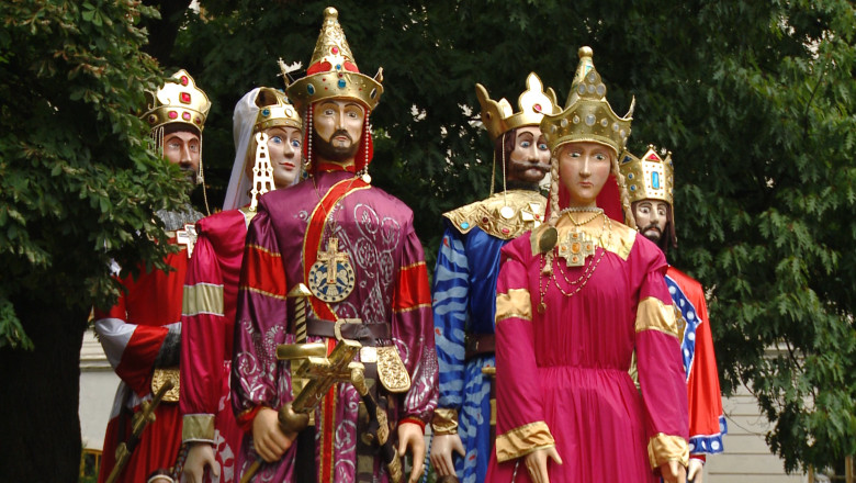 Lectie de istorie alaturi de papusi gigant Imagine