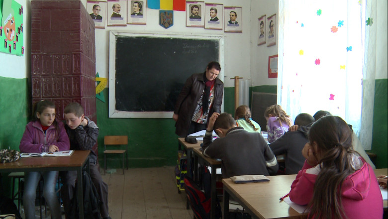 Lectie de mobilizare civica: 200 de voluntari au renovat o scoala ce putea oricand sa se darame peste elevi Imagine