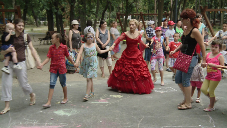 Lectie de solidaritate. Copii de pana in 10 ani au daruit jucarii si hainute Imagine