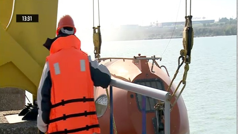 Lectie de supravietuire pe mare, la Constanta Imagine