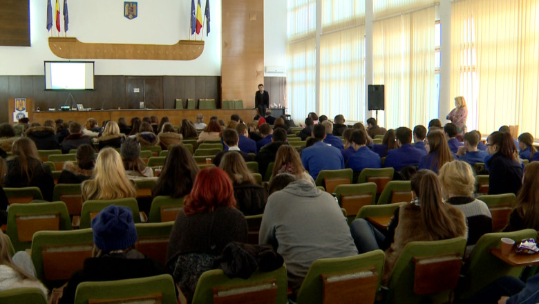 Lectie despre Europa. 100 de elevi ieseni, consiliati pentru continuarea studiilor in strainatate Imagine