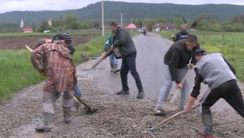 Lectie pentru autoritati. Peste o suta de oameni dintr-un sat din Sibiu si-au reparat drumul de acces Imagine