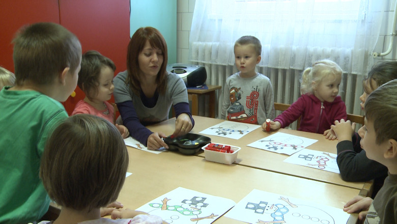 Lectii de romana la o gradinita din Ungaria. 10 copii din orasul maghiar Biharkeresztes invata limba romana Imagine