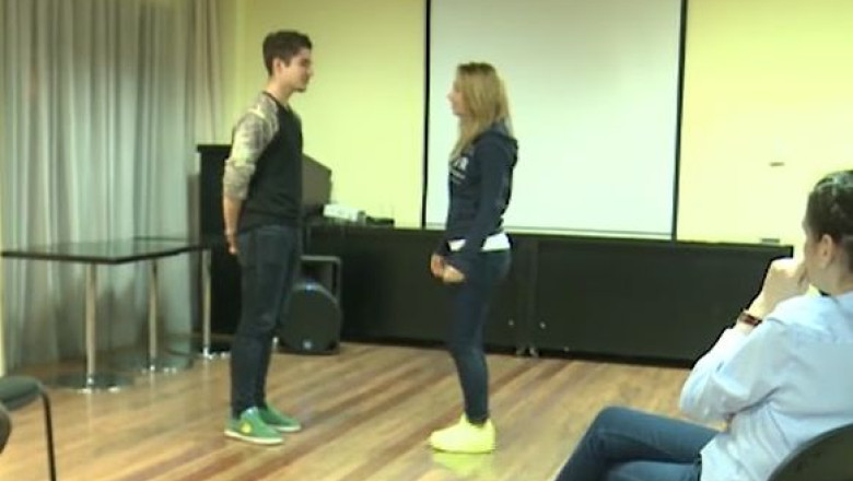 Lectii de socializare. O actrita din Timisoara ii invata pe copii si pe adolescenti sa comunice in viata reala Imagine