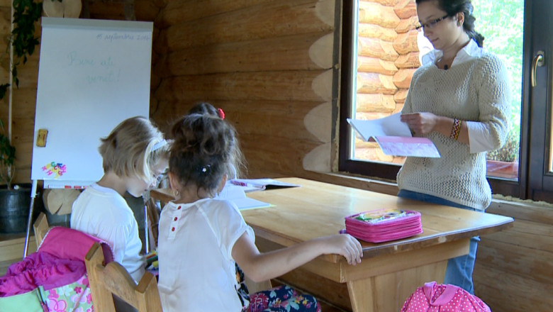 Lectii predate in sufragerie. O invatatoare din Suceava si-a transformat locuinta in scoala Imagine